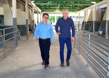 Ezequiel Neiva vistoria avanço das obras de reforma na Escola Cláudio Manoel da Costa, em Cacoal