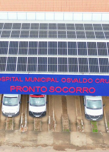 Hospital Municipal de Alto Paraíso recebe placas solares com apoio do deputado Pedro Fernandes