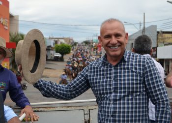Cavalgada da Expocol reúne famílias e movimenta Colorado do Oeste com participação de Ezequiel Neiva