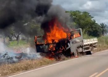 Vídeo: Caminhão pertencente à prefeitura de Jorge Teixeira pega fogo na RO 473