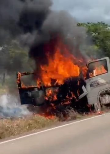 Vídeo: Caminhão pertencente à prefeitura de Jorge Teixeira pega fogo na RO 473