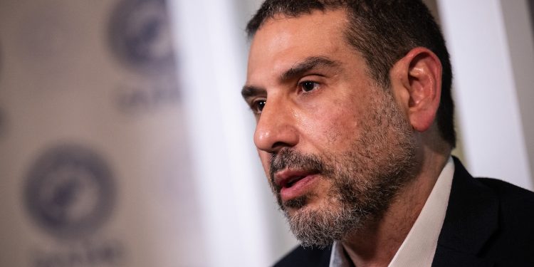 Adam Hamawy, médico veterinário do Exército com passado controverso, ganha indicação para suceder Watson Coleman em Nova Jersey
