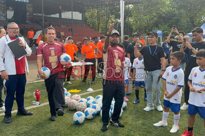 Documento de filme Timnas Indonésia The Longest Wait Bagi Inspirasi ke Generasi Muda Lewat Coaching Clinic