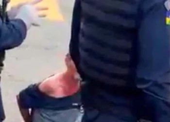 Homem é preso na capital após atacar a própria mãe idosa e tentar matar o irmão