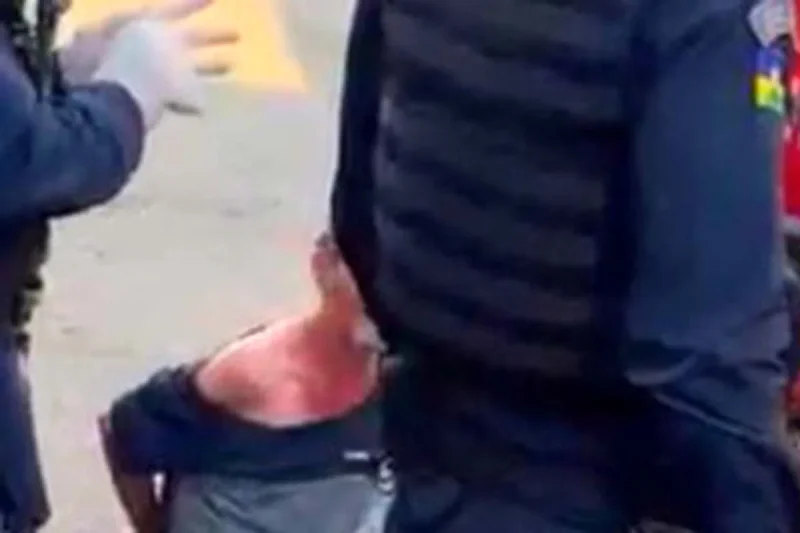 Homem é preso na capital após atacar a própria mãe idosa e tentar matar o irmão