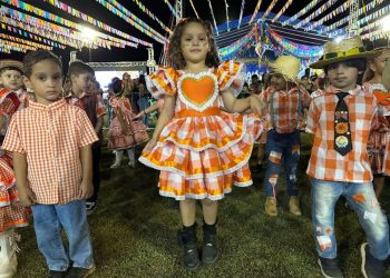 Jaru: Primeiro dia do Arraiá da Prefeitura lota estádio Leal Chapelão