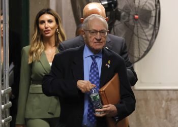 Supervisão da Câmara solicita que Alan Dershowitz testemunhe na investigação de Epstein