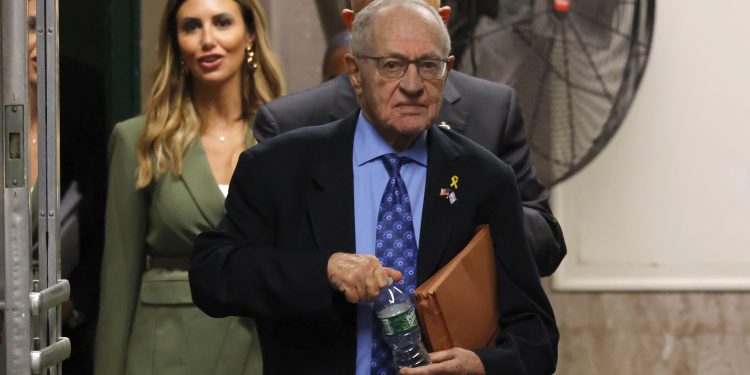 Supervisão da Câmara solicita que Alan Dershowitz testemunhe na investigação de Epstein