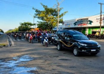Jaru: Cortejo para sepultamento de jovens reunidos pelas ruas da cidade