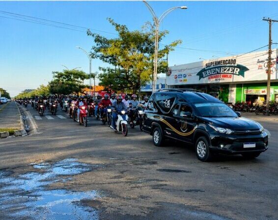 Jaru: Cortejo para sepultamento de jovens reunidos pelas ruas da cidade
