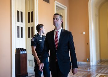 Tom Cotton, o principal falcão do Irã no Senado, está em uma situação difícil induzida por Trump