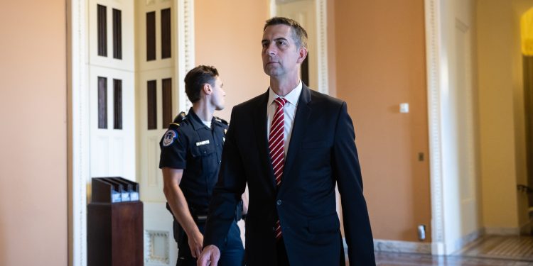 Tom Cotton, o principal falcão do Irã no Senado, está em uma situação difícil induzida por Trump