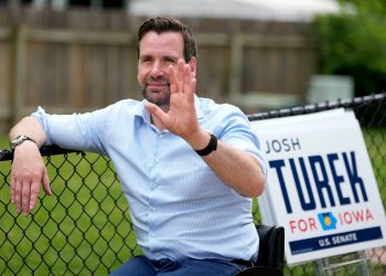 Turek lidera Hinson na pesquisa do Senado de Iowa sobre prováveis ​​​​eleitores das eleições gerais