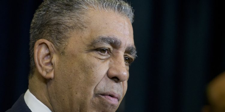Uma maré populista crescente está ameaçando os poderosos governantes de Nova York