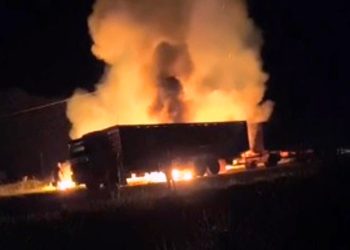 VÍDEO: Incêndio quase destruição caminhão boiadeiro na BR-429, próximo a Alvorada do Oeste