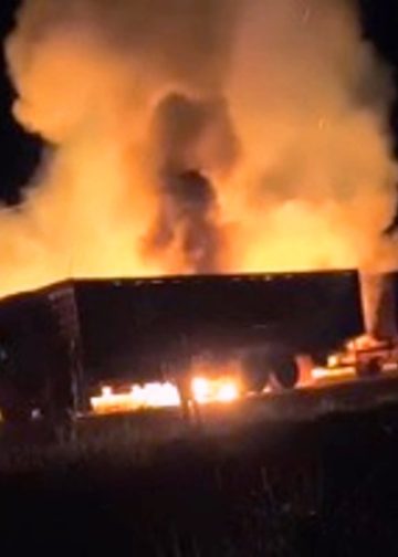 VÍDEO: Incêndio quase destruição caminhão boiadeiro na BR-429, próximo a Alvorada do Oeste
