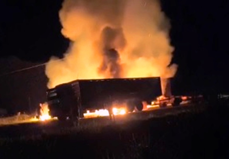 VÍDEO: Incêndio quase destruição caminhão boiadeiro na BR-429, próximo a Alvorada do Oeste