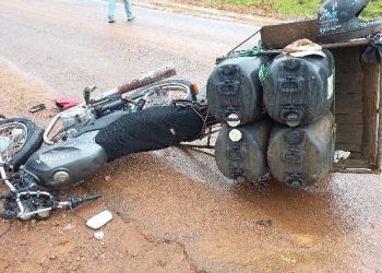 Colisão entre motocicletas deixa dois idosos com 77 e 70 anos feridos na zona rural de Urupá