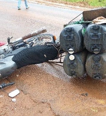 Colisão entre motocicletas deixa dois idosos com 77 e 70 anos feridos na zona rural de Urupá