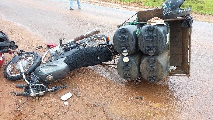 Colisão entre motocicletas deixa dois idosos com 77 e 70 anos feridos na zona rural de Urupá