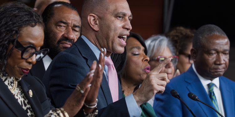 Congressional Black Caucus critica Slotkin por seus apelos por uma nova liderança na Câmara