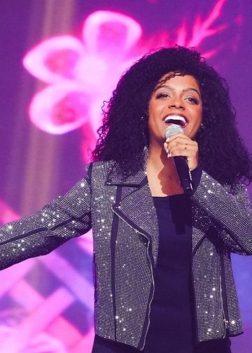 Urupá comemora 34 anos de emancipação com show gospel da cantora Kemilly Santos