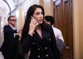 Plano apoiado por Johnson para combinar projetos de lei do Pentágono e eleitorais avança para o chão