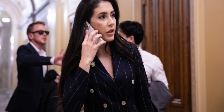Plano apoiado por Johnson para combinar projetos de lei do Pentágono e eleitorais avança para o chão