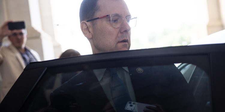 Tom Kean Jr. manteve sua depressão em segredo. Colegas estão questionando essa decisão.