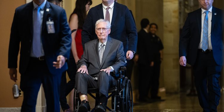 Mitch McConnell ainda está no hospital após episódio médico, diz seu escritório