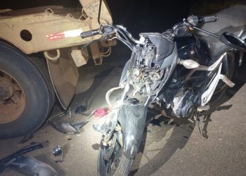 Motociclista fica inconsciente após bater na traseira de carreta-reboque em Nova Brasilândia; passageira também se feriu