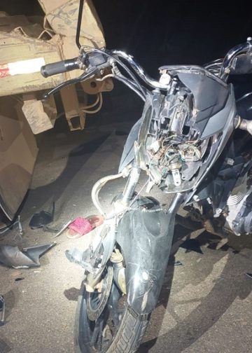 Motociclista fica inconsciente após bater na traseira de carreta-reboque em Nova Brasilândia; passageira também se feriu