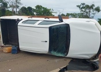 Veículo oficial da Assistência Social de São Miguel do Guaporé capota na BR-429