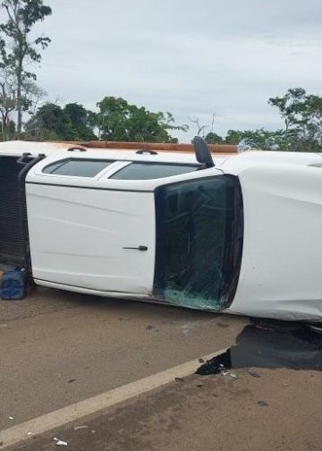 Veículo oficial da Assistência Social de São Miguel do Guaporé capota na BR-429