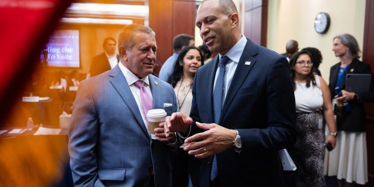 Os Democratas estão “à procura de orientação” sobre Israel. Hakeem Jeffries não está dando nada no momento.