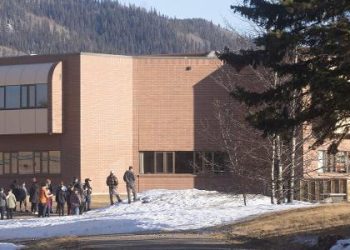 Canadá prepara ação contra ChatGPT por ataque a tiros na escola