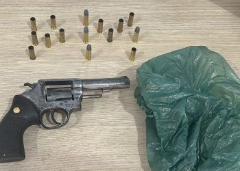 Homem é preso com revólver e acaba autuado após suposta tentativa de subornar policiais em Tarilândia