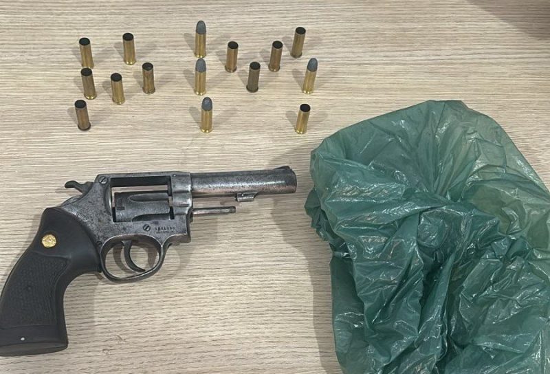 Homem é preso com revólver e acaba autuado após suposta tentativa de subornar policiais em Tarilândia
