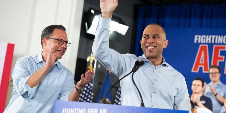 ‘Lutando por uma América acessível’: Hakeem Jeffries revela o discurso de encerramento do semestre