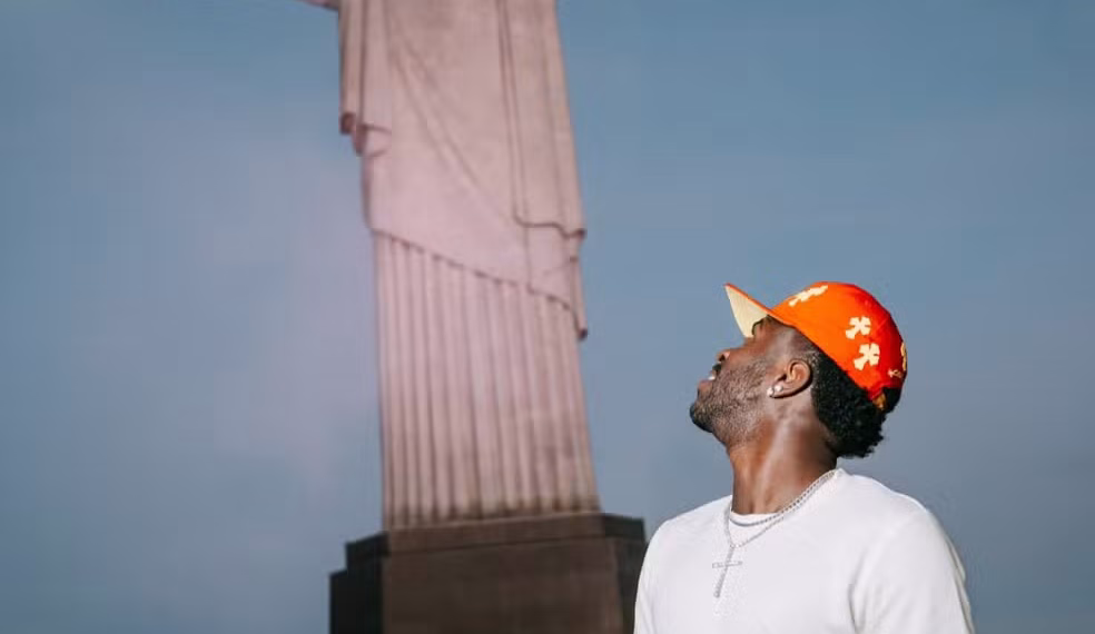 Vini Jr. e Terry Crews se conhecem no Cristo Redentor após meme viral: ‘Amizade para sempre’