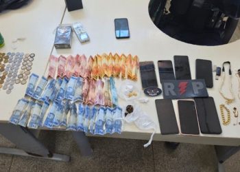 Ji-Paraná: Dupla é presa suspeita de tráfico de drogas; drogas, dinheiro e celulares são apreendidos