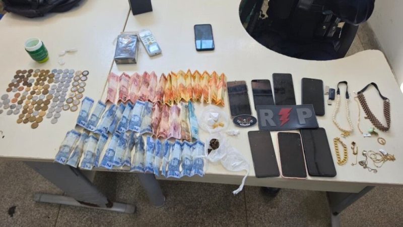Ji-Paraná: Dupla é presa suspeita de tráfico de drogas; drogas, dinheiro e celulares são apreendidos