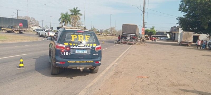 Jaru: Motociclista colide contra carreta estacionada às margens da BR-364
