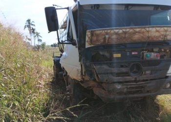 Governador Jorge Teixeira: Caminhão-tanque de leite bate em barranco após motorista perder controle na RO-463