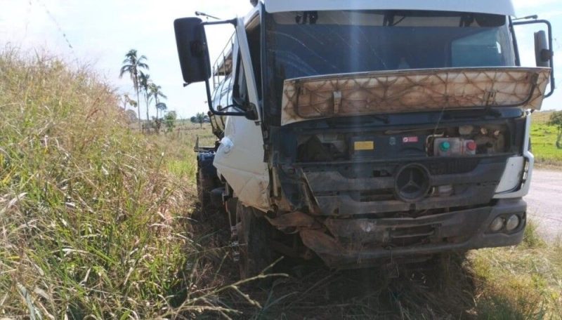 Governador Jorge Teixeira: Caminhão-tanque de leite bate em barranco após motorista perder controle na RO-463