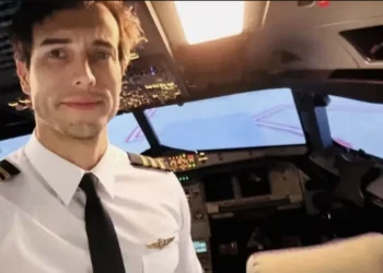 Instrutor de voo se joga de avião, e aluna pousa aeronave sozinha