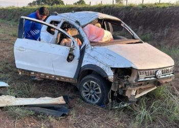 Bombinhas lançadas na BR-429 provocam capotamento de Saveiro e deixam jovem em estado grave