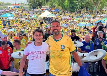 Bruno Scheid e Nikolas Ferreira comandam “Fora Moraes” diante de multidão em Ji-Paraná