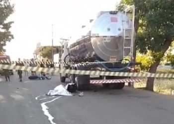 Motociclista morre após colidir na traseira de caminhão leiteiro estacionado em Jaru, vídeo