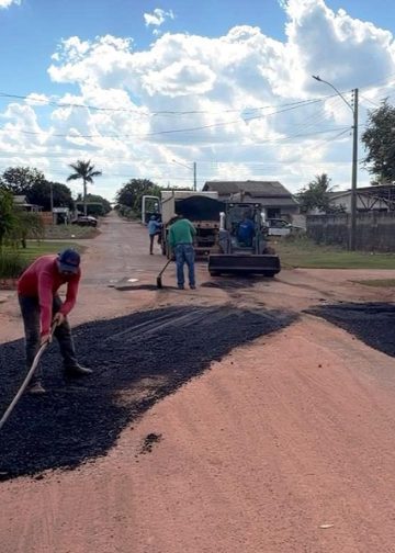 Prefeitura de Alvorada do Oeste intensifica operação tapa-buracos para melhorar o trânsito na área urbana
